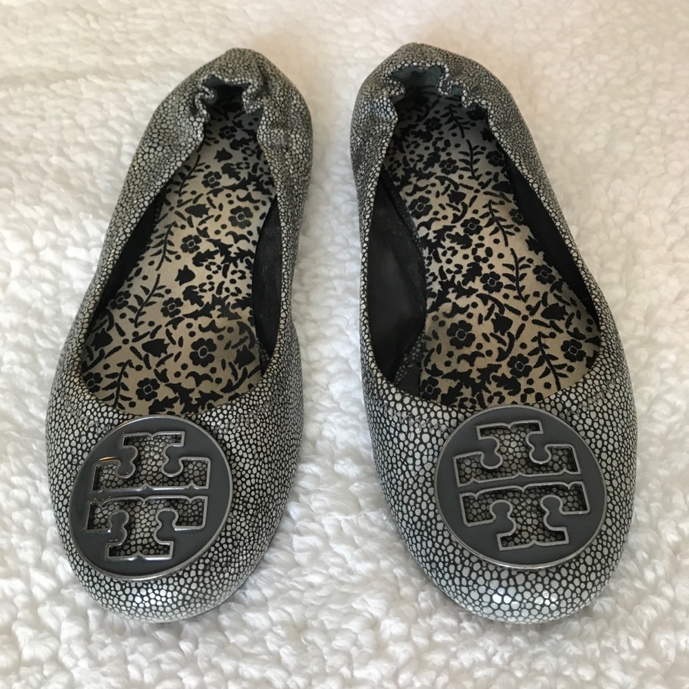 Tory Burch flats in grey stingray size 7